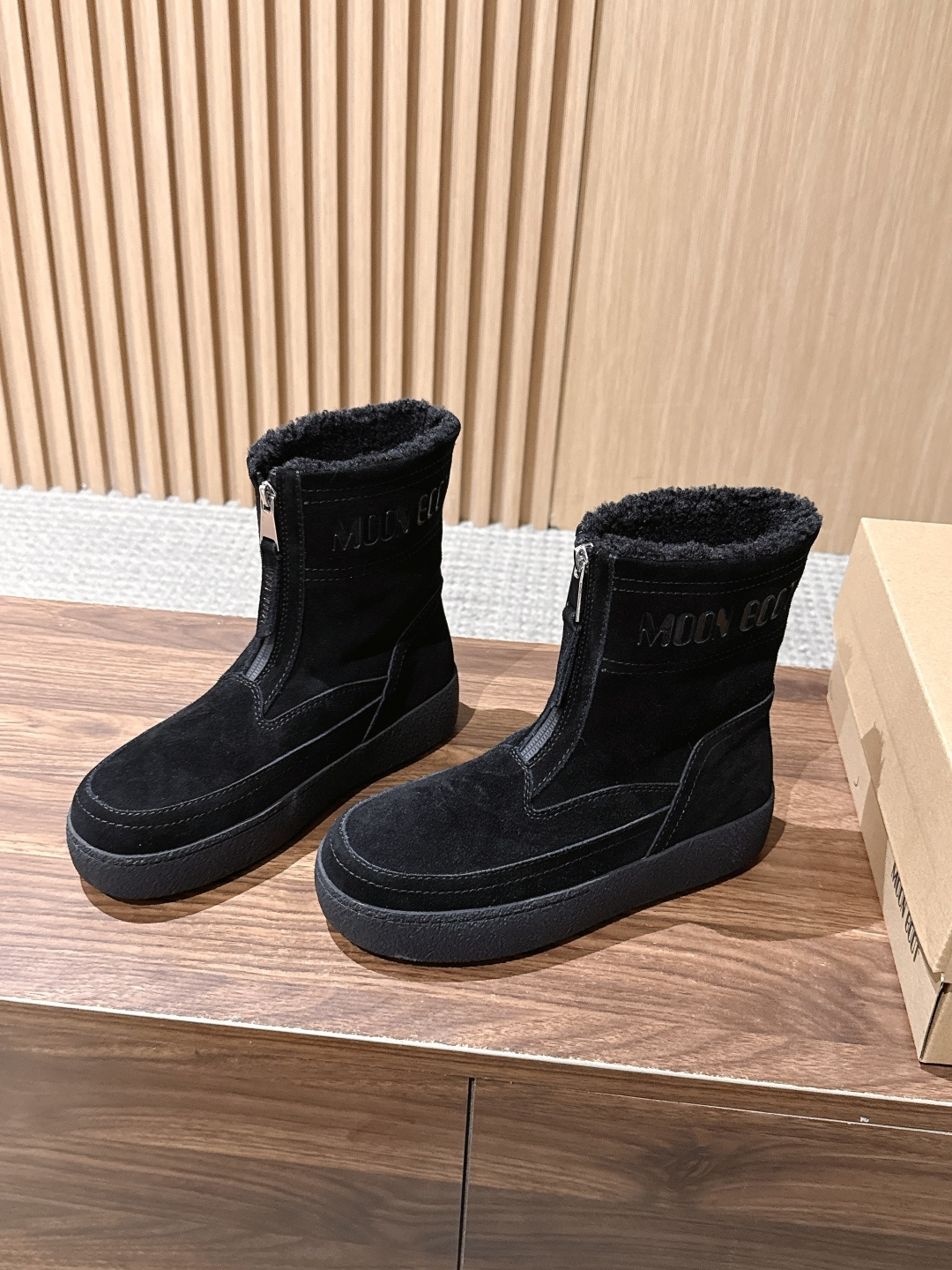 MOON BOOT 秋冬新款前拉链短款雪地靴 酷感全黑麂皮雪地靴 哑光黑反绒靴身高级低调，靴口一圈羊羔毛内里外翻，柔和中