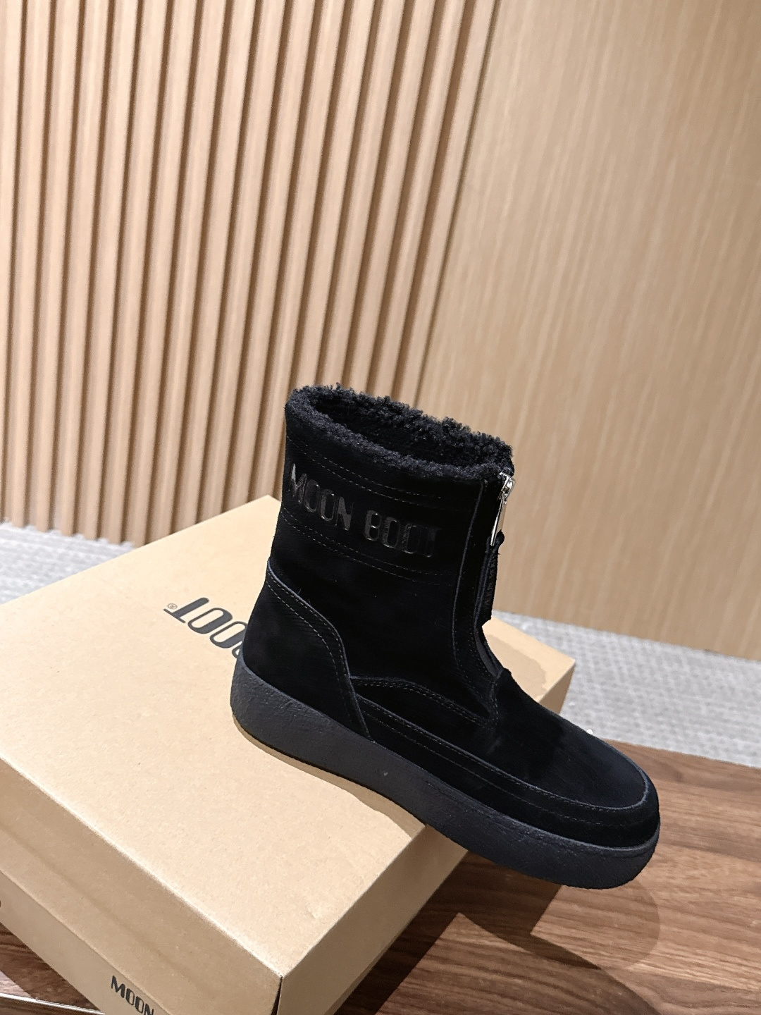 MOON BOOT 秋冬新款前拉链短款雪地靴 酷感全黑麂皮雪地靴 哑光黑反绒靴身高级低调，靴口一圈羊羔毛内里外翻，柔和中