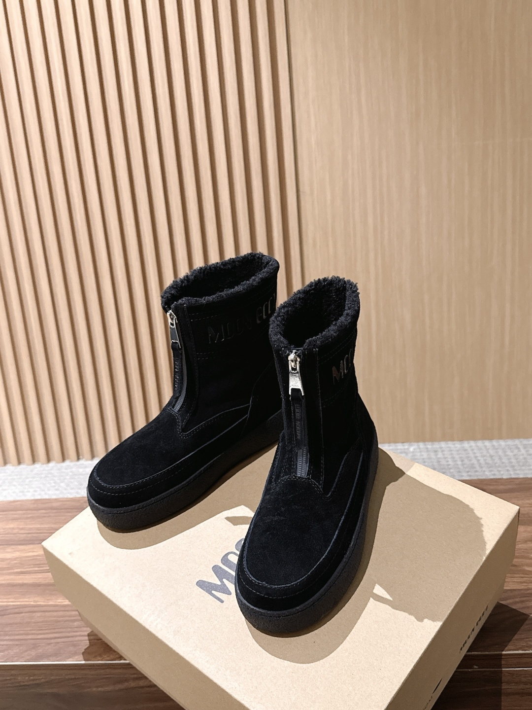 MOON BOOT 秋冬新款前拉链短款雪地靴 酷感全黑麂皮雪地靴 哑光黑反绒靴身高级低调，靴口一圈羊羔毛内里外翻，柔和中