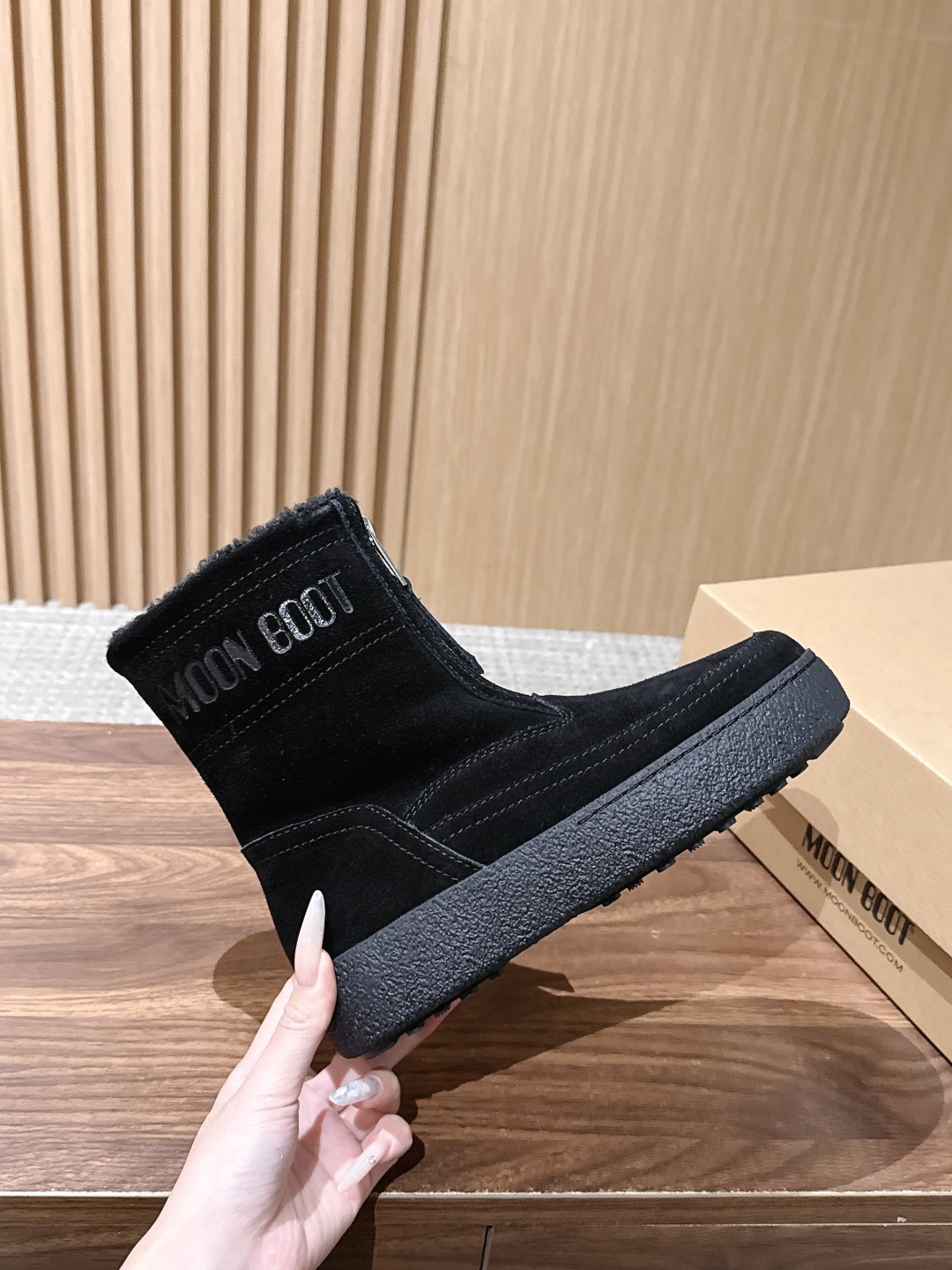 MOON BOOT 秋冬新款前拉链短款雪地靴 酷感全黑麂皮雪地靴 哑光黑反绒靴身高级低调，靴口一圈羊羔毛内里外翻，柔和中