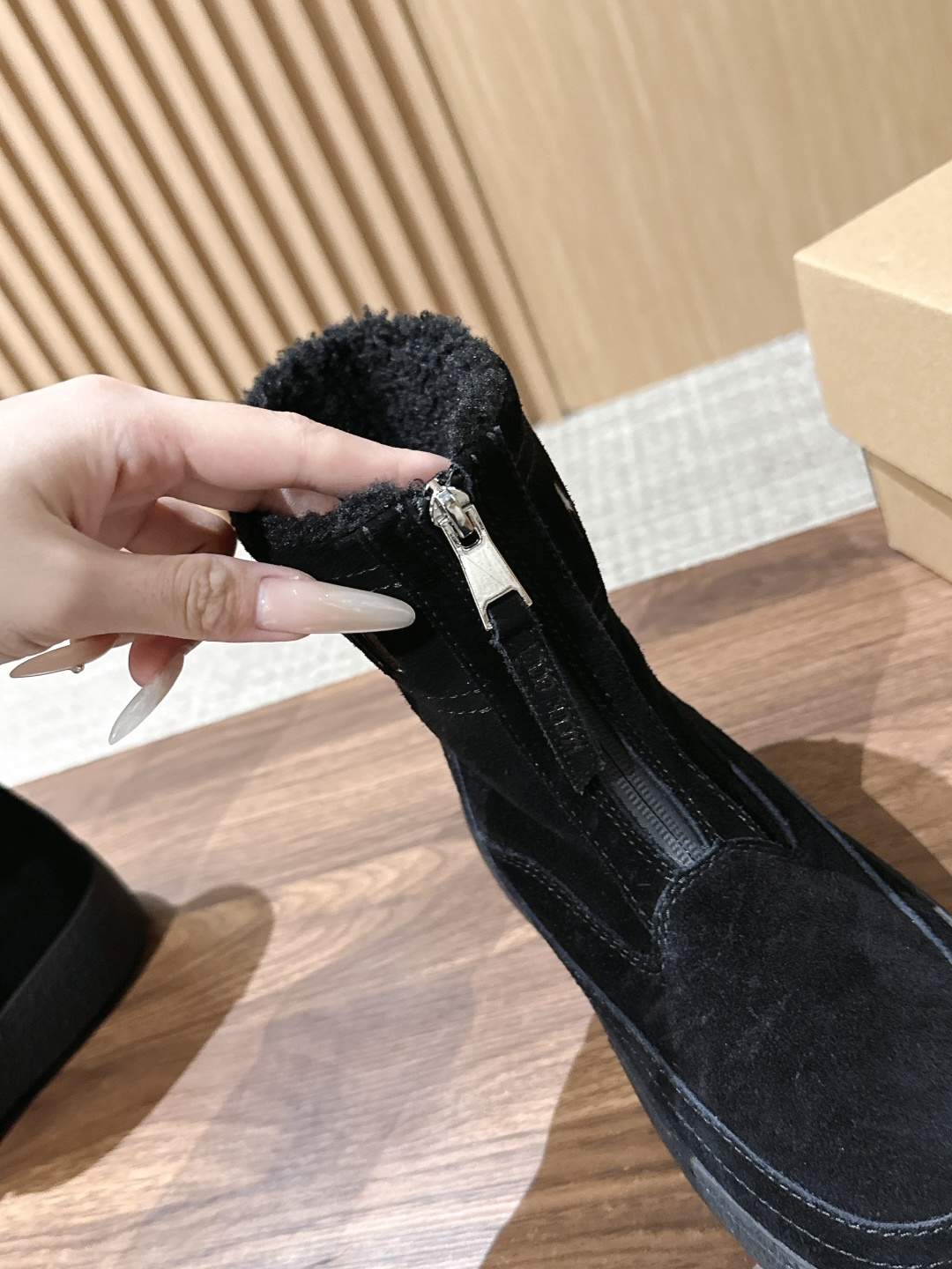 MOON BOOT 秋冬新款前拉链短款雪地靴 酷感全黑麂皮雪地靴 哑光黑反绒靴身高级低调，靴口一圈羊羔毛内里外翻，柔和中