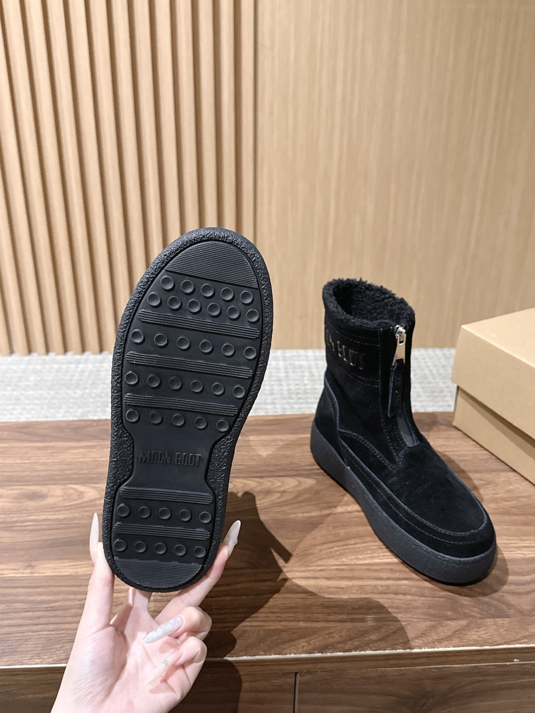 MOON BOOT 秋冬新款前拉链短款雪地靴 酷感全黑麂皮雪地靴 哑光黑反绒靴身高级低调，靴口一圈羊羔毛内里外翻，柔和中