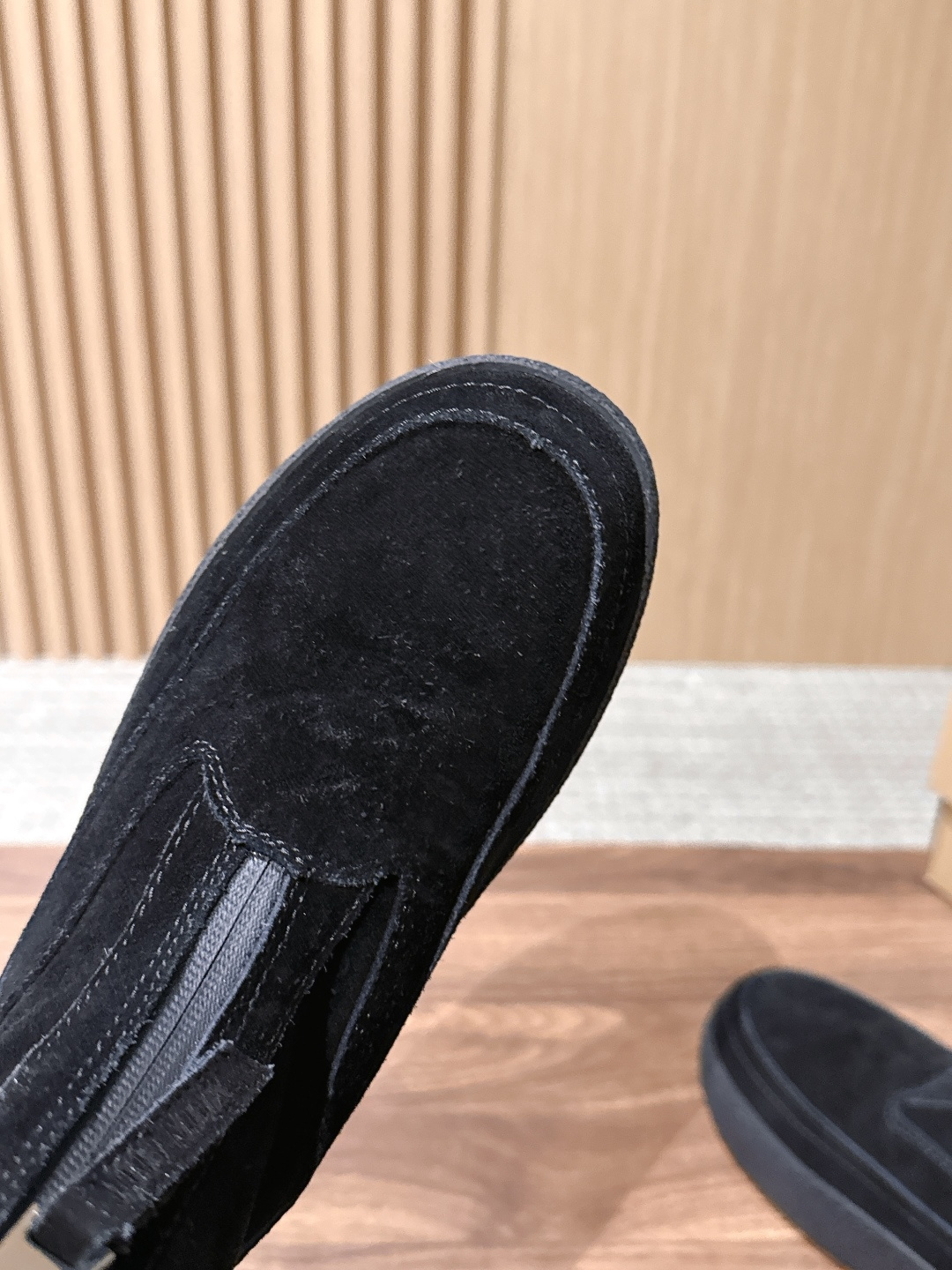 MOON BOOT 秋冬新款前拉链短款雪地靴 酷感全黑麂皮雪地靴 哑光黑反绒靴身高级低调，靴口一圈羊羔毛内里外翻，柔和中