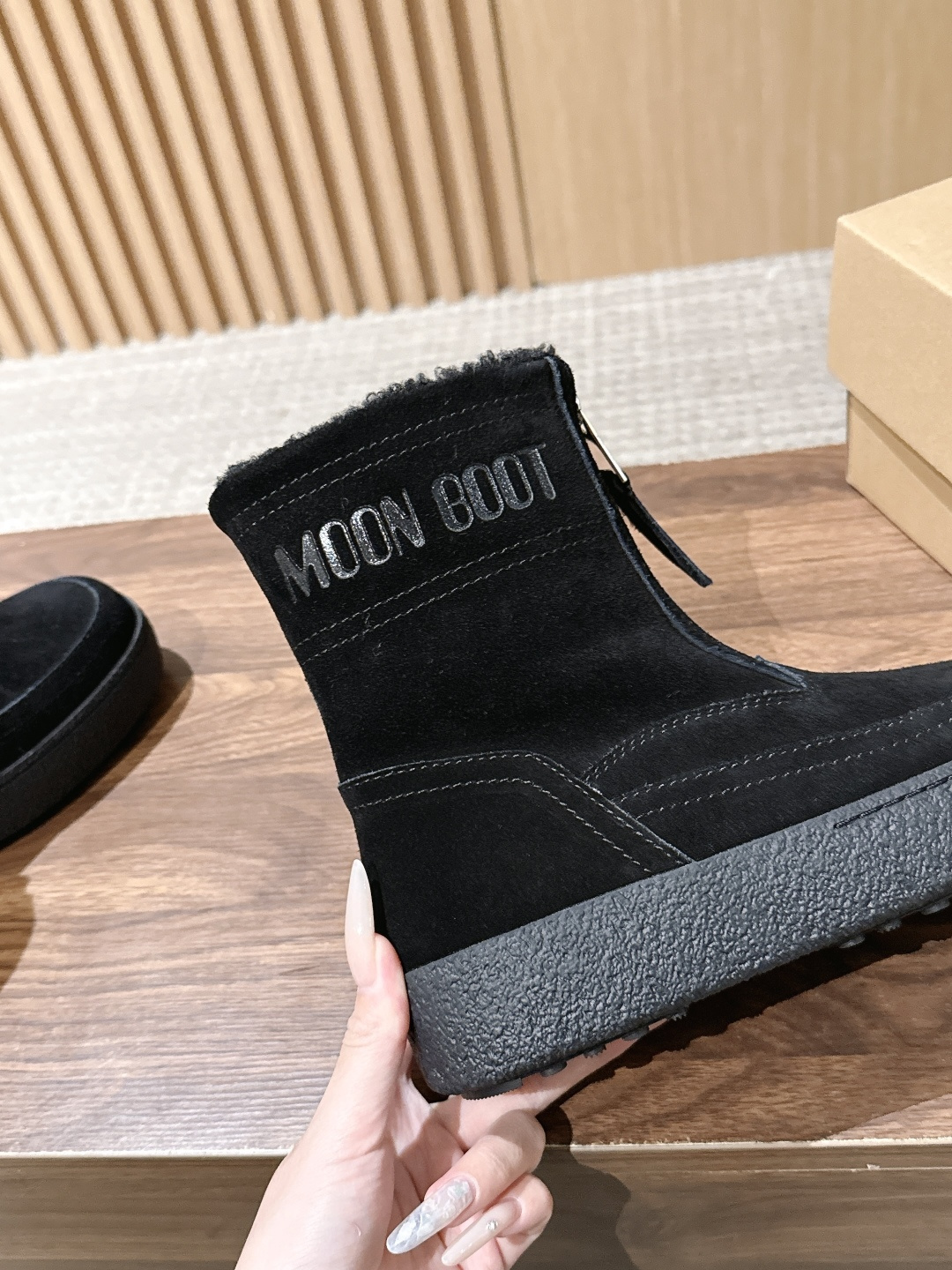 MOON BOOT 秋冬新款前拉链短款雪地靴 酷感全黑麂皮雪地靴 哑光黑反绒靴身高级低调，靴口一圈羊羔毛内里外翻，柔和中