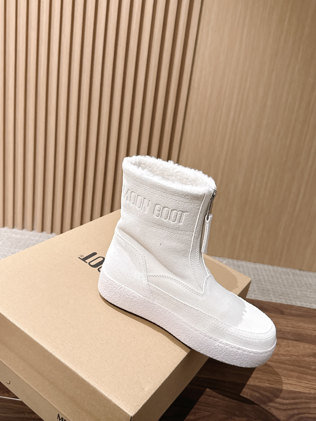 MOON BOOT 秋冬新款前拉链短款雪地靴 酷感全黑麂皮雪地靴 哑光黑反绒靴身高级低调，靴口一圈羊羔毛内里外翻，柔和中