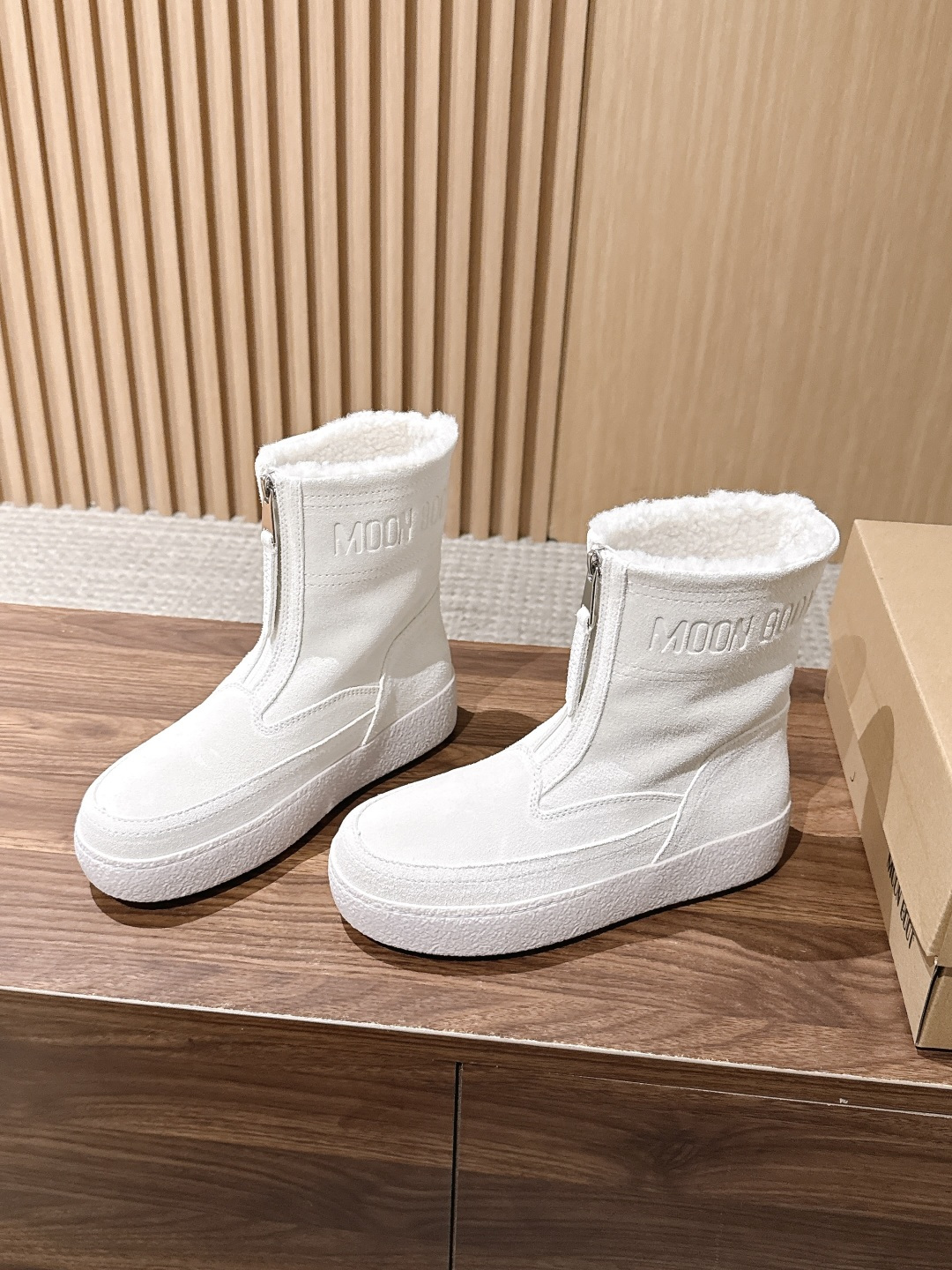 MOON BOOT 秋冬新款前拉链短款雪地靴 酷感全黑麂皮雪地靴 哑光黑反绒靴身高级低调，靴口一圈羊羔毛内里外翻，柔和中
