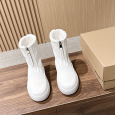 MOON BOOT 秋冬新款前拉链短款雪地靴 酷感全黑麂皮雪地靴 哑光黑反绒靴身高级低调,靴口一圈羊羔毛内里外翻,柔和中 MOON BOOT 秋冬新款前拉链短款雪地靴 酷感全黑麂皮雪地靴 哑光黑反绒靴身高级低调,靴口一圈羊羔毛内里外翻,柔和中