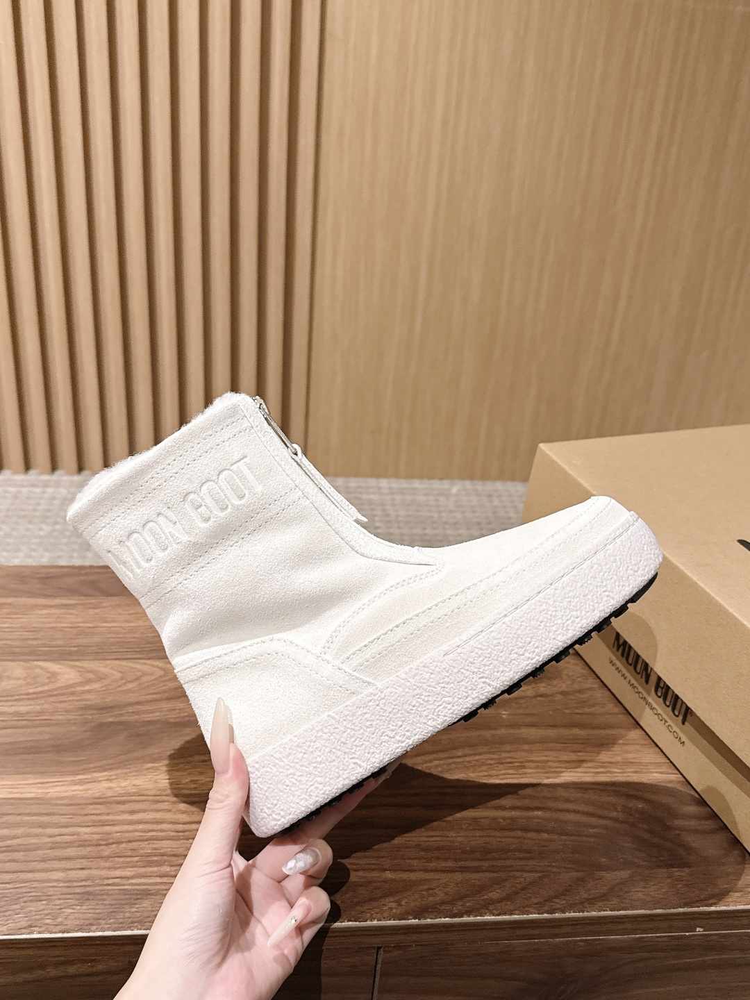 MOON BOOT 秋冬新款前拉链短款雪地靴 酷感全黑麂皮雪地靴 哑光黑反绒靴身高级低调，靴口一圈羊羔毛内里外翻，柔和中