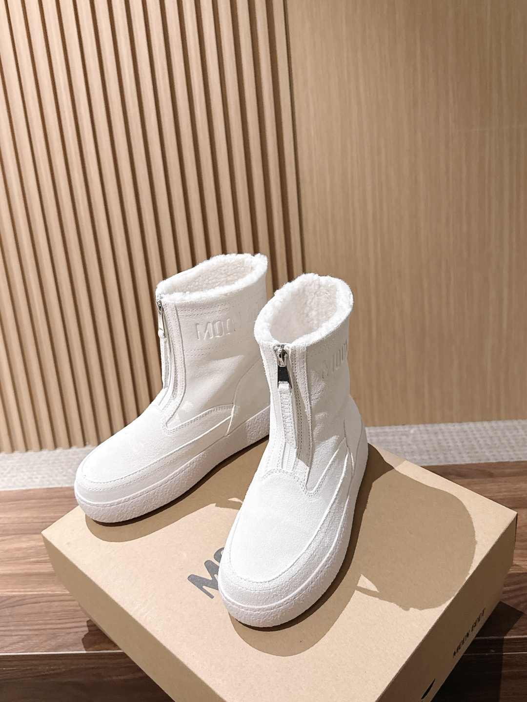 MOON BOOT 秋冬新款前拉链短款雪地靴 酷感全黑麂皮雪地靴 哑光黑反绒靴身高级低调，靴口一圈羊羔毛内里外翻，柔和中