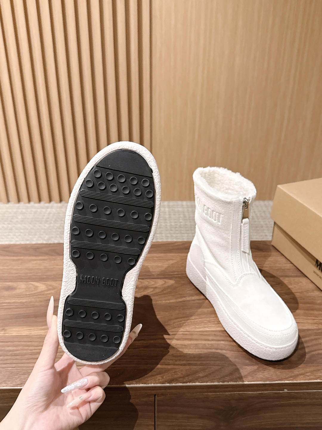 MOON BOOT 秋冬新款前拉链短款雪地靴 酷感全黑麂皮雪地靴 哑光黑反绒靴身高级低调，靴口一圈羊羔毛内里外翻，柔和中