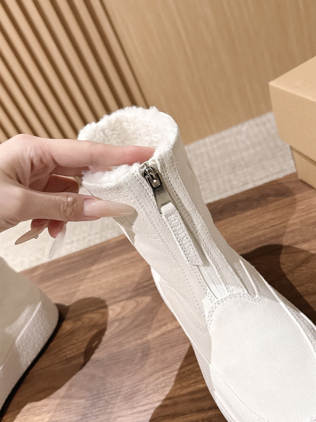 MOON BOOT 秋冬新款前拉链短款雪地靴 酷感全黑麂皮雪地靴 哑光黑反绒靴身高级低调，靴口一圈羊羔毛内里外翻，柔和中