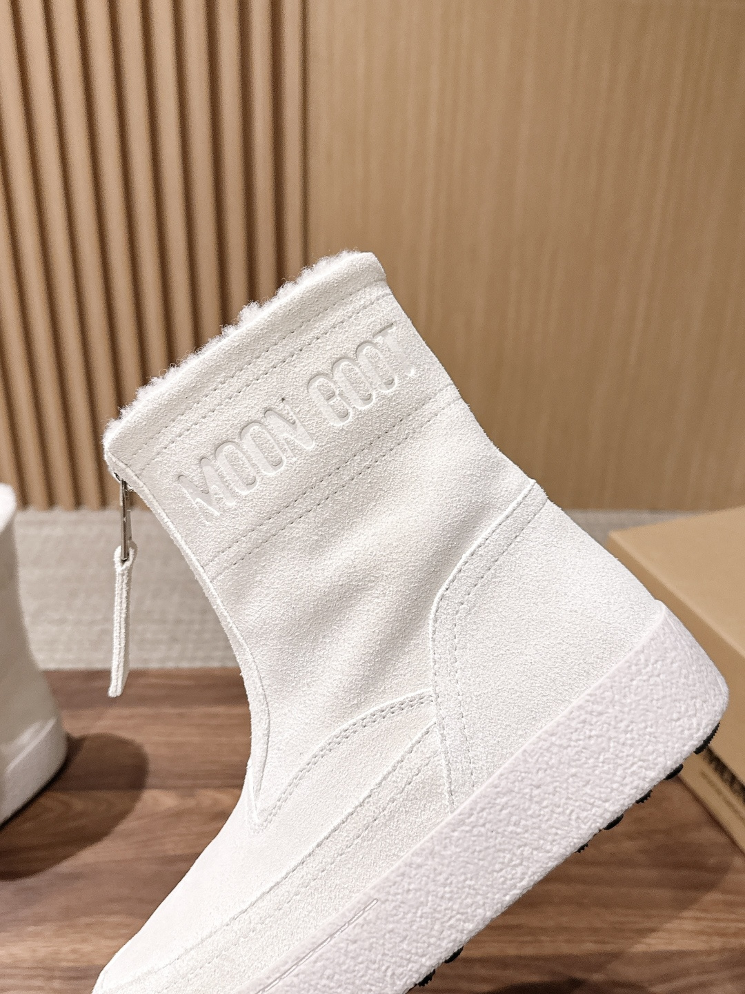 MOON BOOT 秋冬新款前拉链短款雪地靴 酷感全黑麂皮雪地靴 哑光黑反绒靴身高级低调，靴口一圈羊羔毛内里外翻，柔和中
