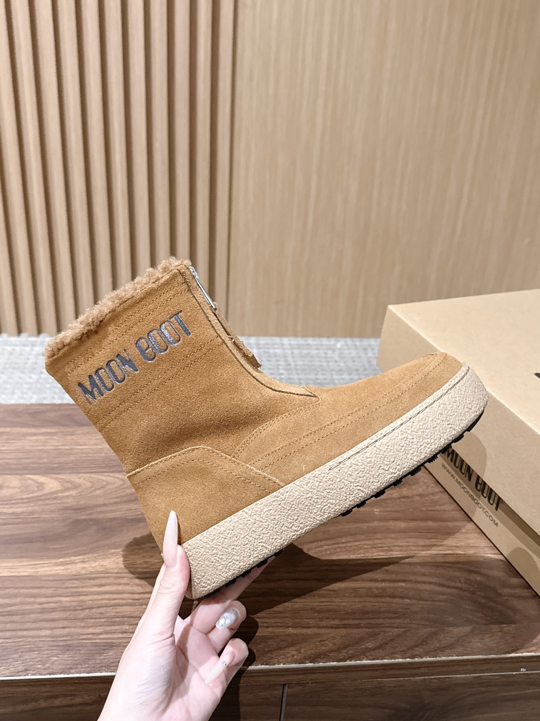 MOON BOOT 秋冬新款前拉链短款雪地靴 酷感全黑麂皮雪地靴 哑光黑反绒靴身高级低调，靴口一圈羊羔毛内里外翻，柔和中