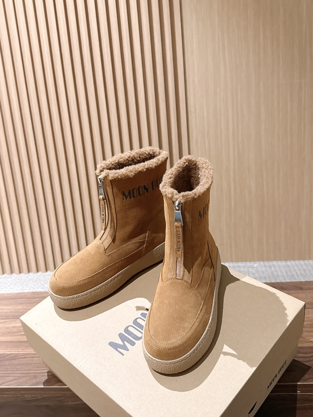 MOON BOOT 秋冬新款前拉链短款雪地靴 酷感全黑麂皮雪地靴 哑光黑反绒靴身高级低调，靴口一圈羊羔毛内里外翻，柔和中