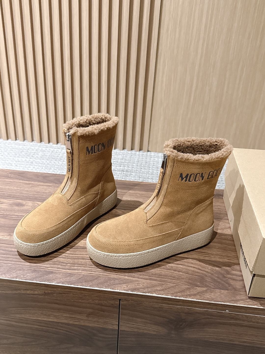 MOON BOOT 秋冬新款前拉链短款雪地靴 酷感全黑麂皮雪地靴 哑光黑反绒靴身高级低调，靴口一圈羊羔毛内里外翻，柔和中