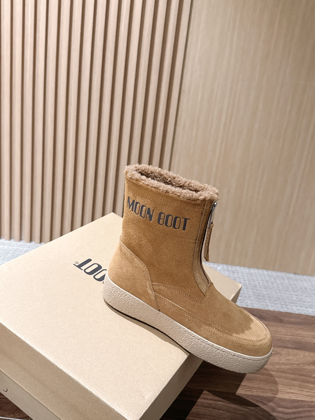 MOON BOOT 秋冬新款前拉链短款雪地靴 酷感全黑麂皮雪地靴 哑光黑反绒靴身高级低调，靴口一圈羊羔毛内里外翻，柔和中
