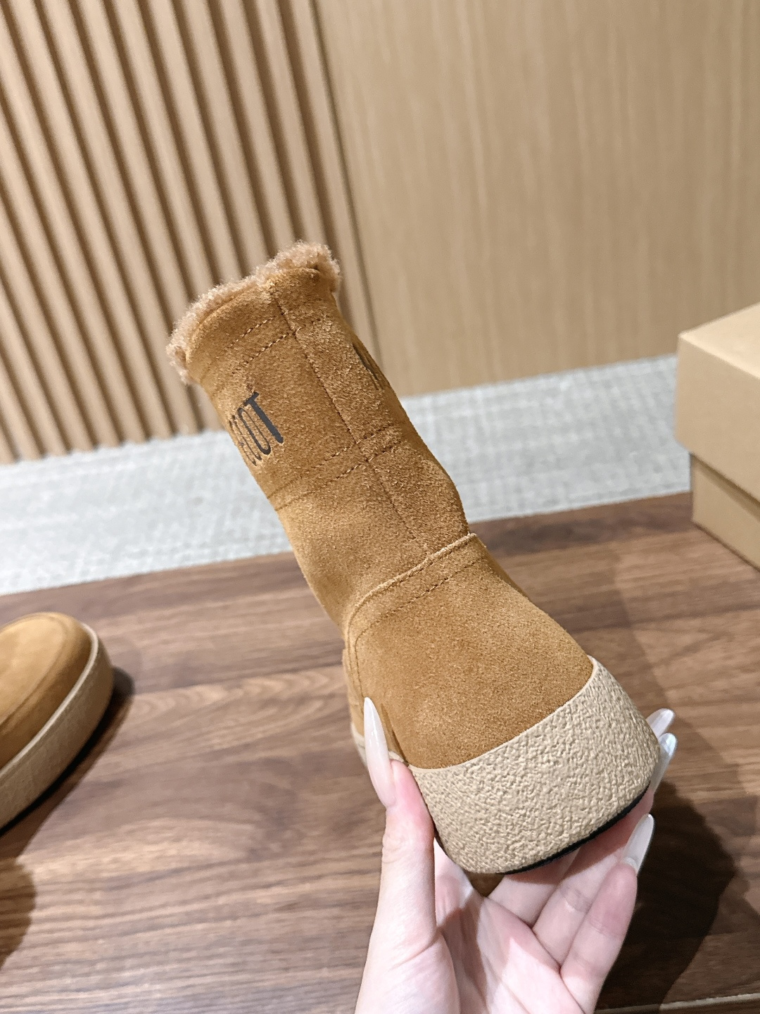 MOON BOOT 秋冬新款前拉链短款雪地靴 酷感全黑麂皮雪地靴 哑光黑反绒靴身高级低调，靴口一圈羊羔毛内里外翻，柔和中