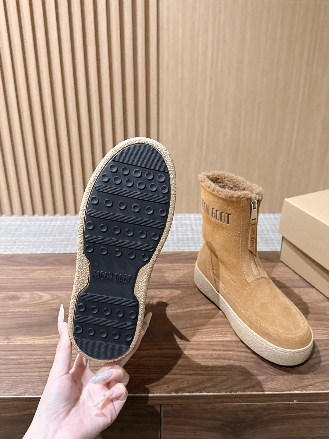 MOON BOOT 秋冬新款前拉链短款雪地靴 酷感全黑麂皮雪地靴 哑光黑反绒靴身高级低调，靴口一圈羊羔毛内里外翻，柔和中