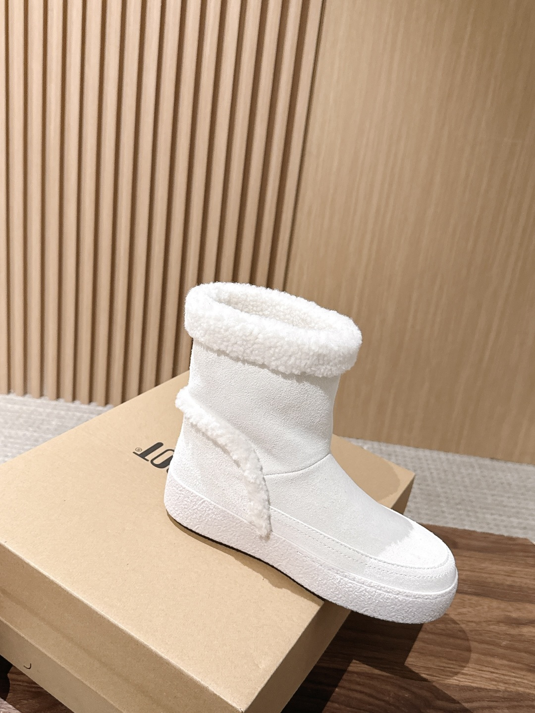 MOON BOOT 秋冬新款卷毛边翻折雪地靴 软糯到心坎的卷毛边雪地靴 经典焦糖棕麂皮靴身自带复古秋冬滤镜,靴口一圈蓬松 MOON BOOT 秋冬新款卷毛边翻折雪地靴 软糯到心坎的卷毛边雪地靴 经典焦糖棕麂皮靴身自带复古秋冬滤镜,靴口一圈蓬松