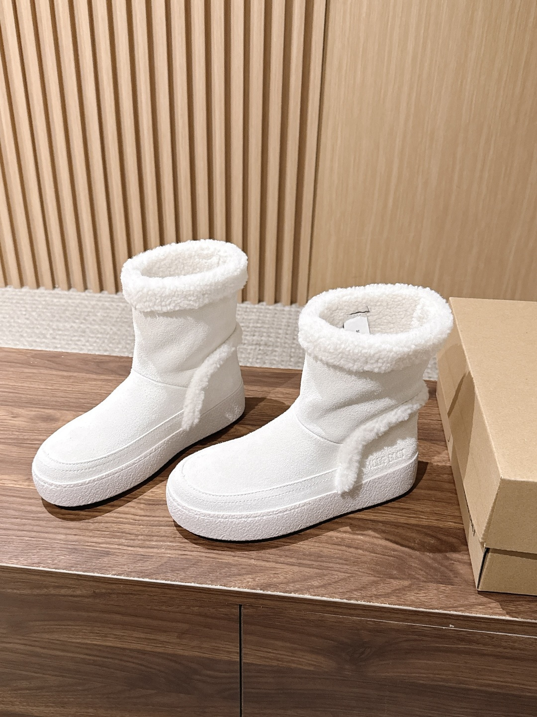 MOON BOOT 秋冬新款卷毛边翻折雪地靴 软糯到心坎的卷毛边雪地靴 经典焦糖棕麂皮靴身自带复古秋冬滤镜,靴口一圈蓬松 MOON BOOT 秋冬新款卷毛边翻折雪地靴 软糯到心坎的卷毛边雪地靴 经典焦糖棕麂皮靴身自带复古秋冬滤镜,靴口一圈蓬松