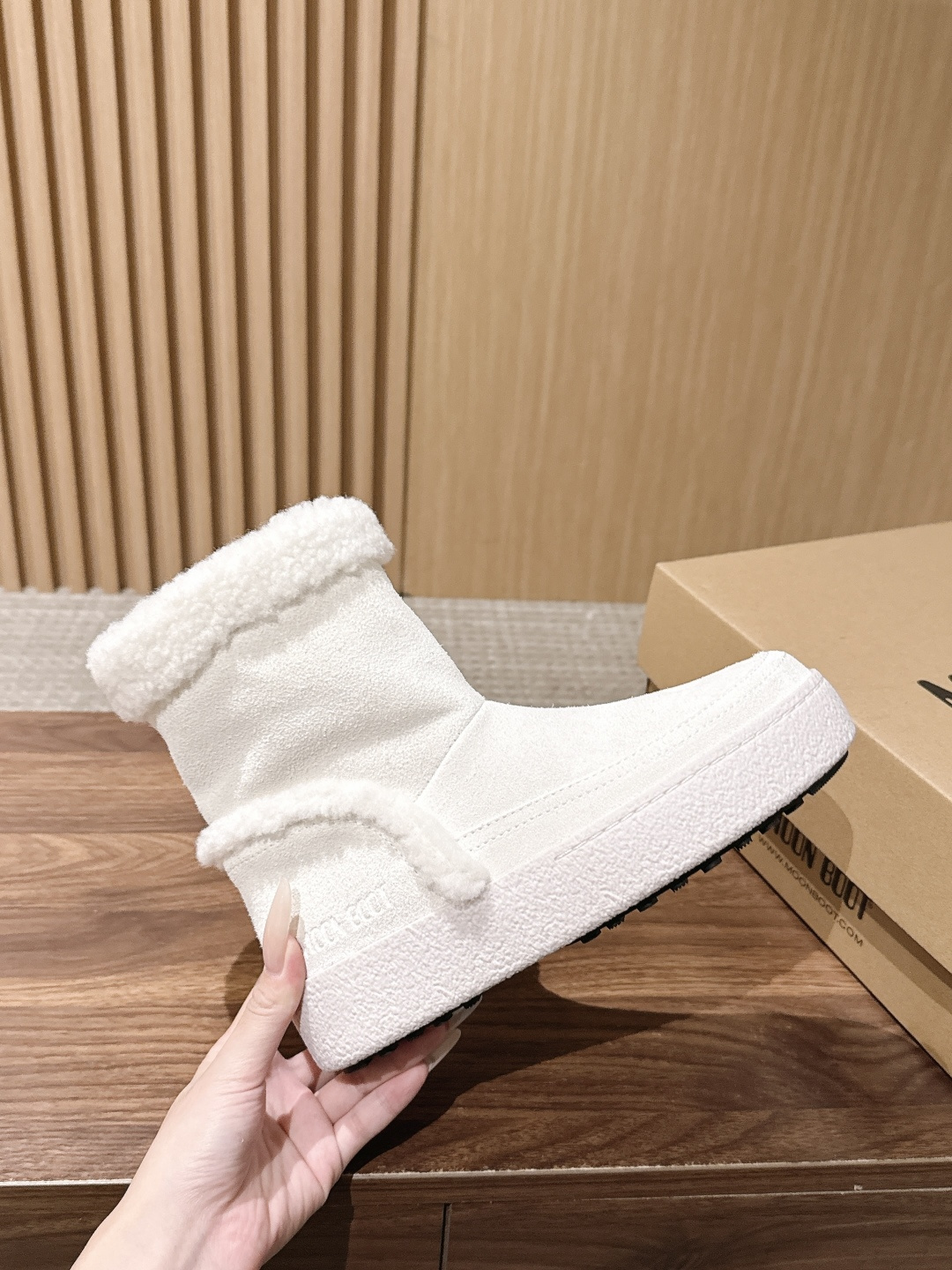 MOON BOOT 秋冬新款卷毛边翻折雪地靴 软糯到心坎的卷毛边雪地靴 经典焦糖棕麂皮靴身自带复古秋冬滤镜,靴口一圈蓬松 MOON BOOT 秋冬新款卷毛边翻折雪地靴 软糯到心坎的卷毛边雪地靴 经典焦糖棕麂皮靴身自带复古秋冬滤镜,靴口一圈蓬松