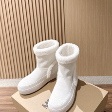 MOON BOOT 秋冬新款卷毛边翻折雪地靴 软糯到心坎的卷毛边雪地靴 经典焦糖棕麂皮靴身自带复古秋冬滤镜,靴口一圈蓬松 MOON BOOT 秋冬新款卷毛边翻折雪地靴 软糯到心坎的卷毛边雪地靴 经典焦糖棕麂皮靴身自带复古秋冬滤镜,靴口一圈蓬松