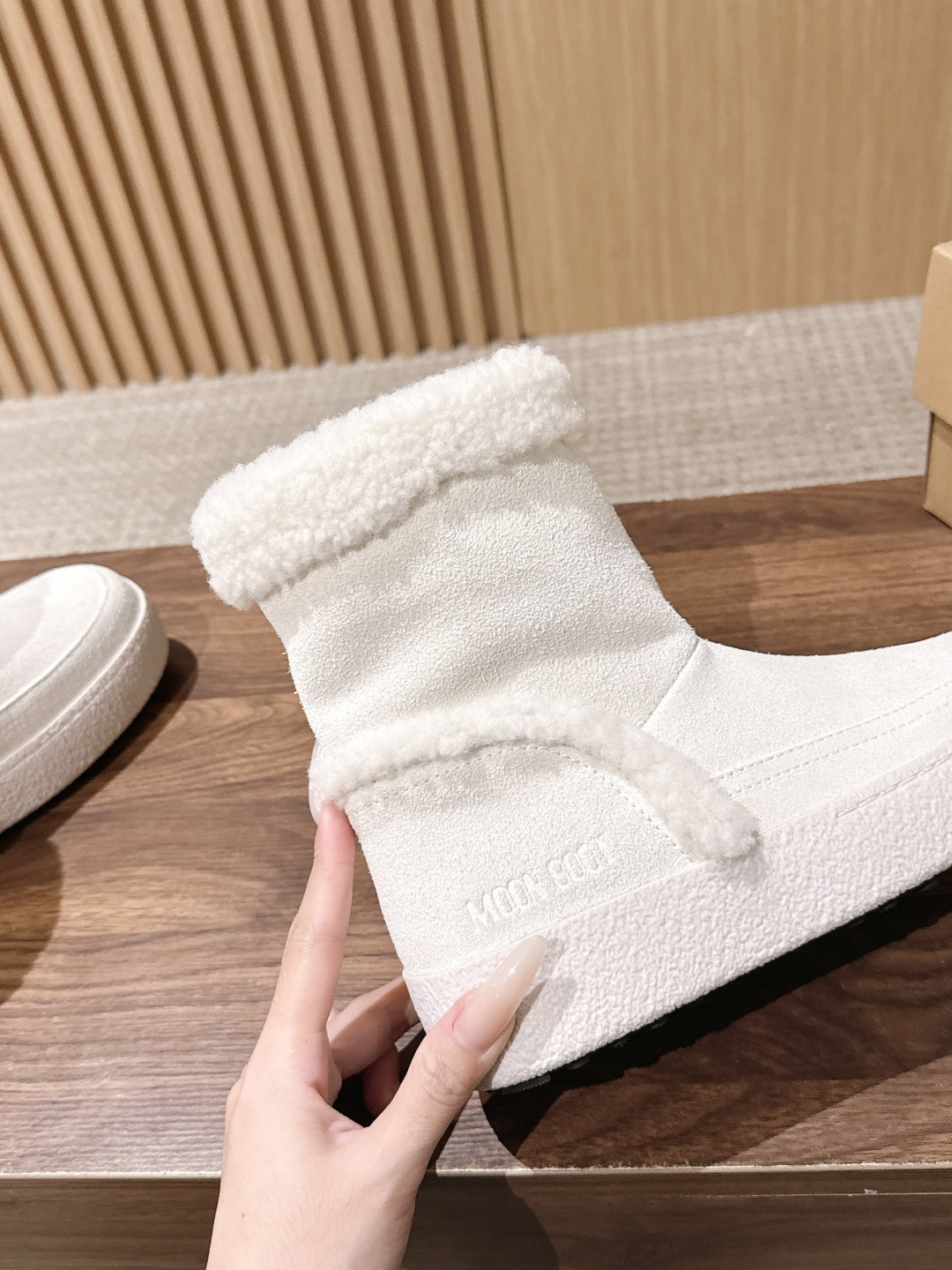 MOON BOOT 秋冬新款卷毛边翻折雪地靴 软糯到心坎的卷毛边雪地靴 经典焦糖棕麂皮靴身自带复古秋冬滤镜,靴口一圈蓬松 MOON BOOT 秋冬新款卷毛边翻折雪地靴 软糯到心坎的卷毛边雪地靴 经典焦糖棕麂皮靴身自带复古秋冬滤镜,靴口一圈蓬松