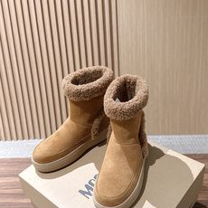 MOON BOOT 秋冬新款卷毛边翻折雪地靴 软糯到心坎的卷毛边雪地靴 经典焦糖棕麂皮靴身自带复古秋冬滤镜,靴口一圈蓬松 MOON BOOT 秋冬新款卷毛边翻折雪地靴 软糯到心坎的卷毛边雪地靴 经典焦糖棕麂皮靴身自带复古秋冬滤镜,靴口一圈蓬松