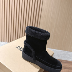 MOON BOOT 秋冬新款卷毛边翻折雪地靴 软糯到心坎的卷毛边雪地靴 经典焦糖棕麂皮靴身自带复古秋冬滤镜,靴口一圈蓬松 MOON BOOT 秋冬新款卷毛边翻折雪地靴 软糯到心坎的卷毛边雪地靴 经典焦糖棕麂皮靴身自带复古秋冬滤镜,靴口一圈蓬松