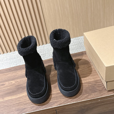 MOON BOOT 秋冬新款卷毛边翻折雪地靴 软糯到心坎的卷毛边雪地靴 经典焦糖棕麂皮靴身自带复古秋冬滤镜,靴口一圈蓬松 MOON BOOT 秋冬新款卷毛边翻折雪地靴 软糯到心坎的卷毛边雪地靴 经典焦糖棕麂皮靴身自带复古秋冬滤镜,靴口一圈蓬松