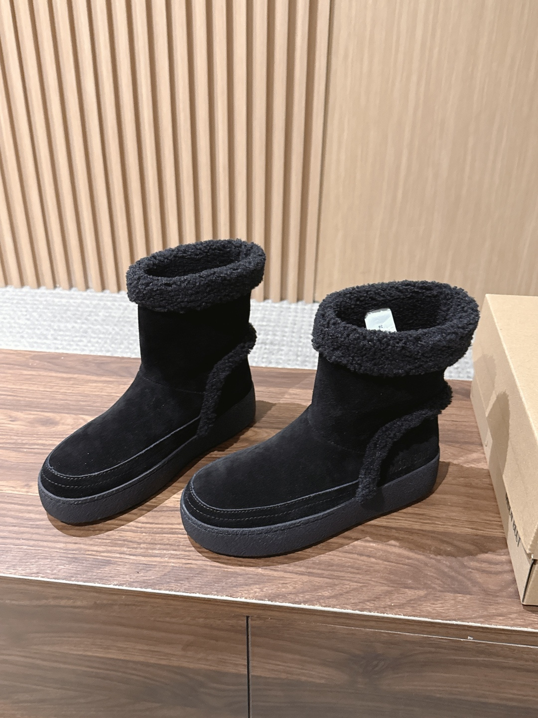 MOON BOOT 秋冬新款卷毛边翻折雪地靴 软糯到心坎的卷毛边雪地靴 经典焦糖棕麂皮靴身自带复古秋冬滤镜,靴口一圈蓬松 MOON BOOT 秋冬新款卷毛边翻折雪地靴 软糯到心坎的卷毛边雪地靴 经典焦糖棕麂皮靴身自带复古秋冬滤镜,靴口一圈蓬松