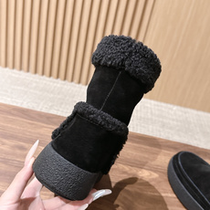MOON BOOT 秋冬新款卷毛边翻折雪地靴 软糯到心坎的卷毛边雪地靴 经典焦糖棕麂皮靴身自带复古秋冬滤镜,靴口一圈蓬松 MOON BOOT 秋冬新款卷毛边翻折雪地靴 软糯到心坎的卷毛边雪地靴 经典焦糖棕麂皮靴身自带复古秋冬滤镜,靴口一圈蓬松