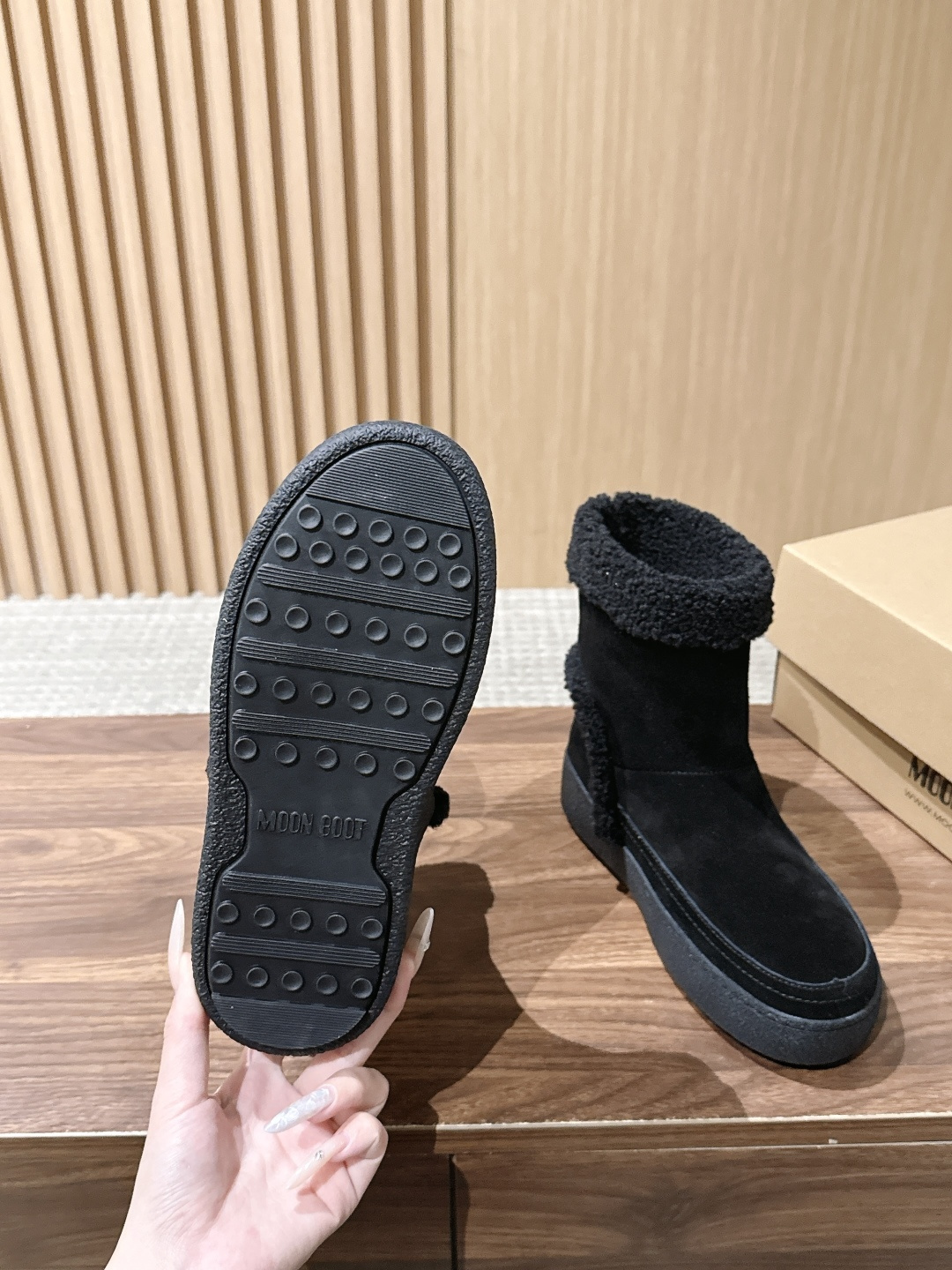 MOON BOOT 秋冬新款卷毛边翻折雪地靴 软糯到心坎的卷毛边雪地靴 经典焦糖棕麂皮靴身自带复古秋冬滤镜,靴口一圈蓬松 MOON BOOT 秋冬新款卷毛边翻折雪地靴 软糯到心坎的卷毛边雪地靴 经典焦糖棕麂皮靴身自带复古秋冬滤镜,靴口一圈蓬松