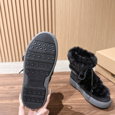 MOON BOOT秋冬新款毛边系带厚底雪地靴26ss 酷飒黑毛雪地靴|冬日氛围感天花板 哑光黑色靴身利落高级,靴口一圈蓬 MOON BOOT秋冬新款毛边系带厚底雪地靴26ss 酷飒黑毛雪地靴|冬日氛围感天花板 哑光黑色靴身利落高级,靴口一圈蓬