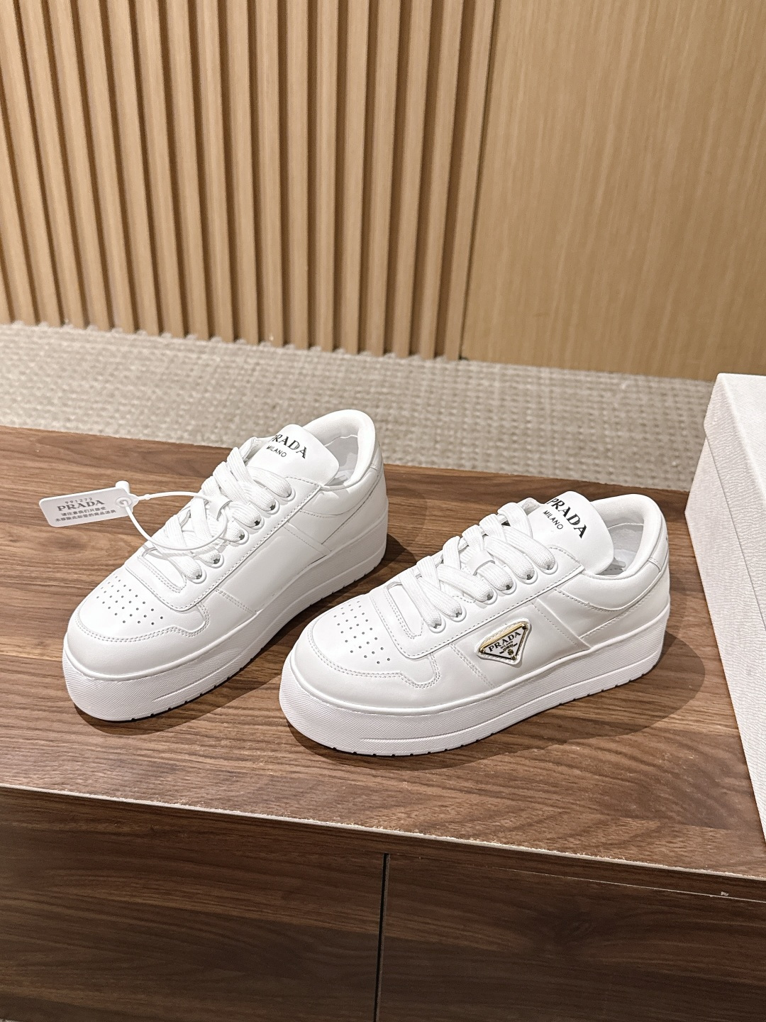 PRADA 普拉达早秋新款皮面厚底休闲鞋 自带高级极简质感的厚底休闲鞋,利落方鞋型搭配透气网面拼接磨砂面料,三角标识点缀 PRADA 普拉达早秋新款皮面厚底休闲鞋 自带高级极简质感的厚底休闲鞋,利落方鞋型搭配透气网面拼接磨砂面料,三角标识点缀