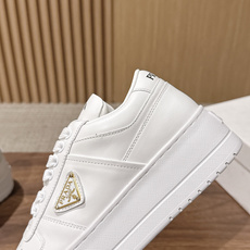 PRADA 普拉达早秋新款皮面厚底休闲鞋 自带高级极简质感的厚底休闲鞋,利落方鞋型搭配透气网面拼接磨砂面料,三角标识点缀 PRADA 普拉达早秋新款皮面厚底休闲鞋 自带高级极简质感的厚底休闲鞋,利落方鞋型搭配透气网面拼接磨砂面料,三角标识点缀