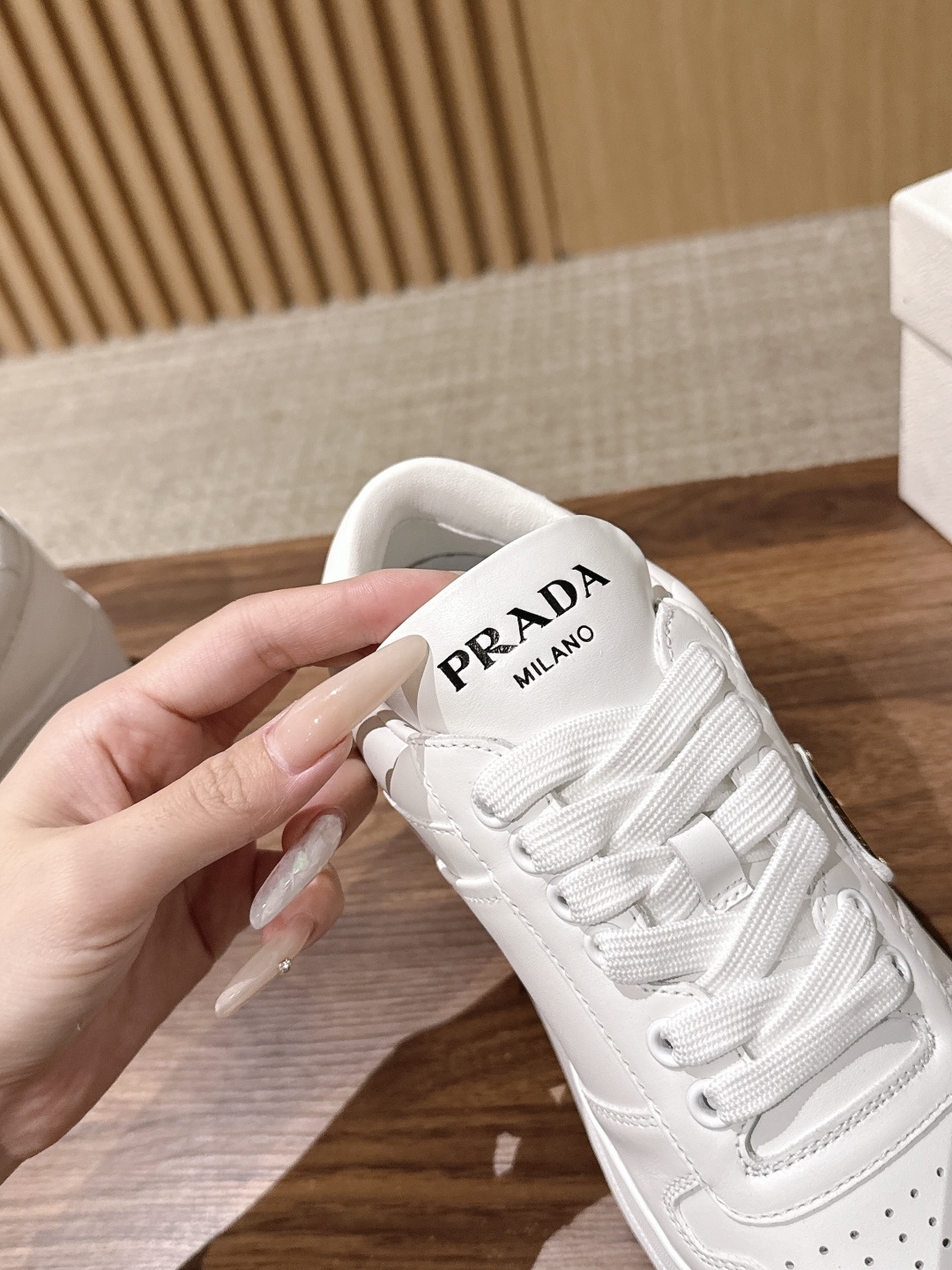 PRADA 普拉达早秋新款皮面厚底休闲鞋 自带高级极简质感的厚底休闲鞋,利落方鞋型搭配透气网面拼接磨砂面料,三角标识点缀 PRADA 普拉达早秋新款皮面厚底休闲鞋 自带高级极简质感的厚底休闲鞋,利落方鞋型搭配透气网面拼接磨砂面料,三角标识点缀
