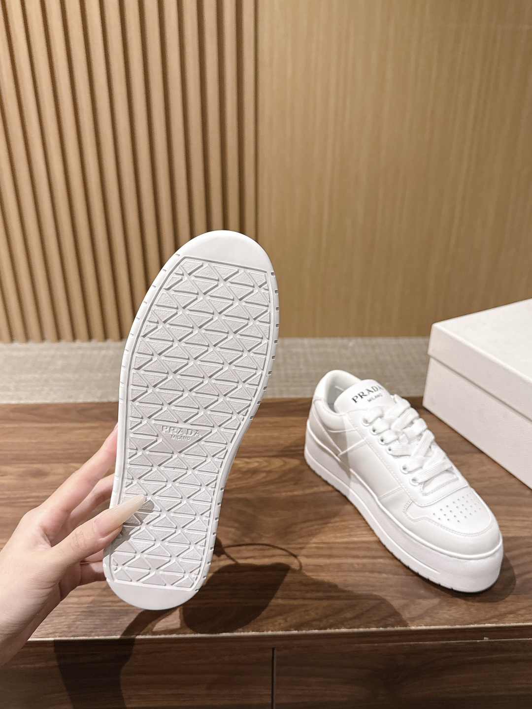 PRADA 普拉达早秋新款皮面厚底休闲鞋 自带高级极简质感的厚底休闲鞋,利落方鞋型搭配透气网面拼接磨砂面料,三角标识点缀 PRADA 普拉达早秋新款皮面厚底休闲鞋 自带高级极简质感的厚底休闲鞋,利落方鞋型搭配透气网面拼接磨砂面料,三角标识点缀