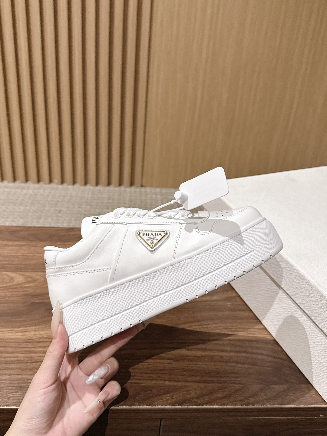 PRADA 普拉达早秋新款皮面厚底休闲鞋 自带高级极简质感的厚底休闲鞋,利落方鞋型搭配透气网面拼接磨砂面料,三角标识点缀 PRADA 普拉达早秋新款皮面厚底休闲鞋 自带高级极简质感的厚底休闲鞋,利落方鞋型搭配透气网面拼接磨砂面料,三角标识点缀