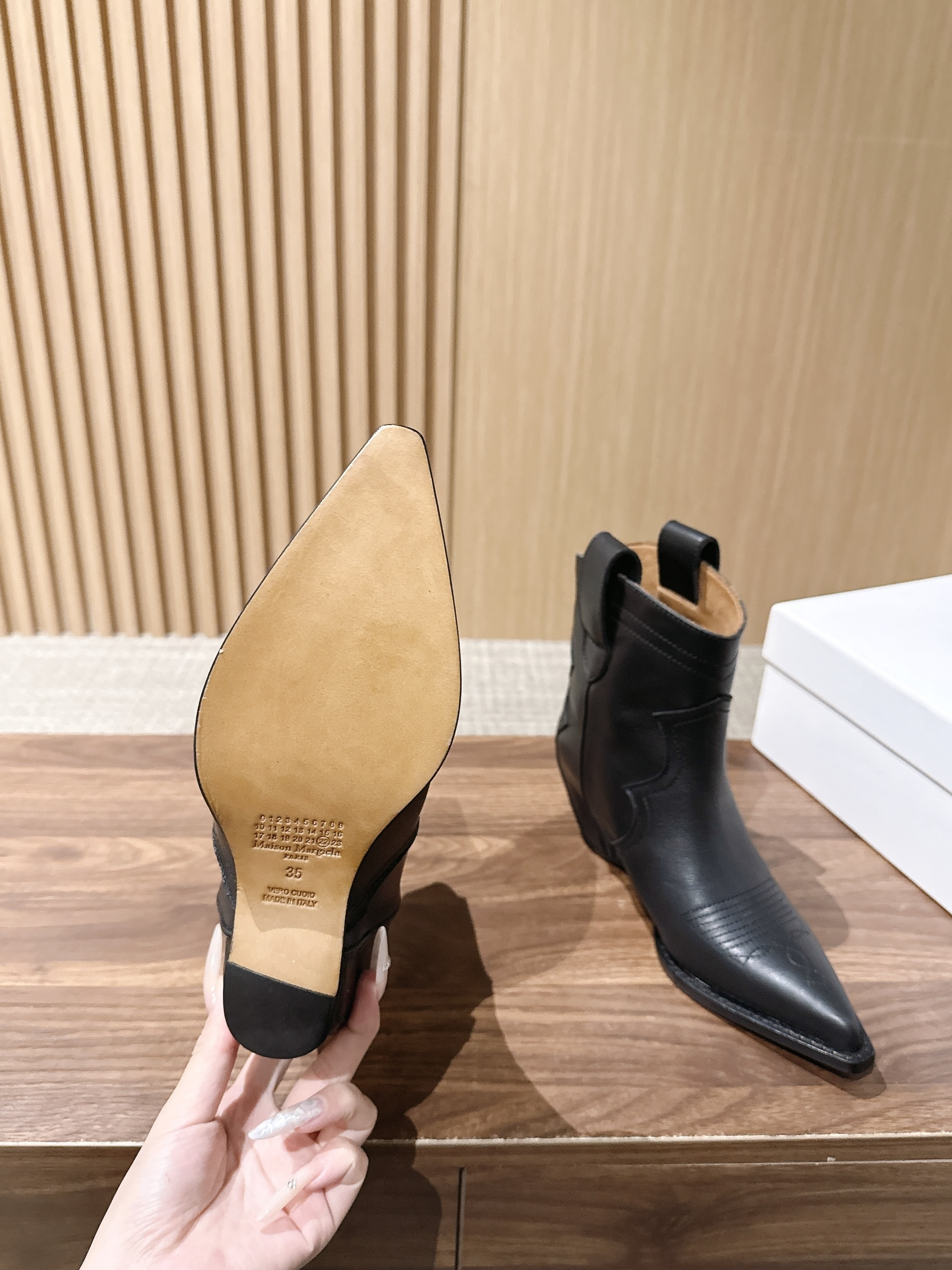 Maison Margiela 马吉拉秋冬新款复古做旧设计尖头短靴 尖头很克制，像被压平的笔尖，只负责把鞋的线条往前送一