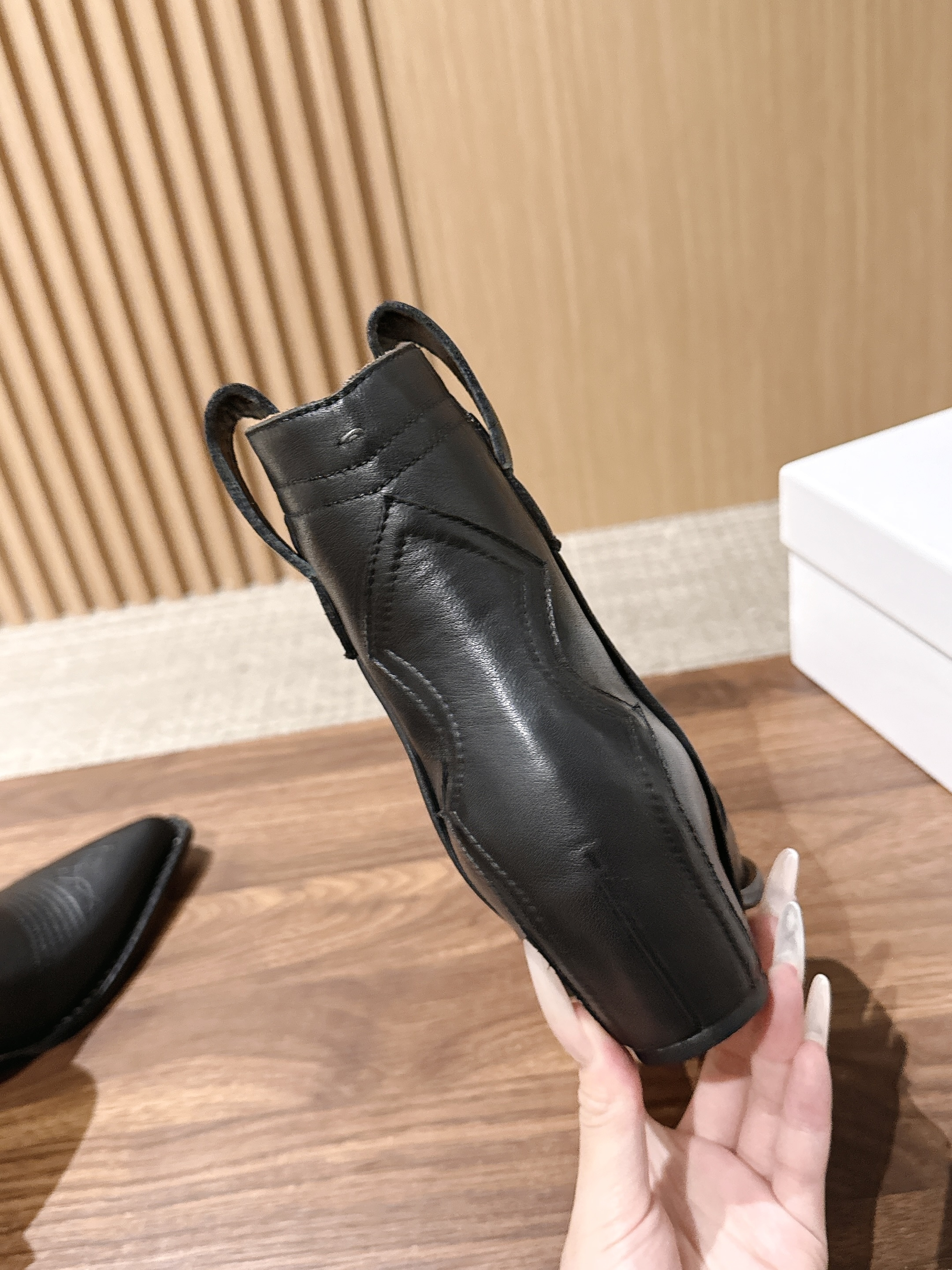 Maison Margiela 马吉拉秋冬新款复古做旧设计尖头短靴 尖头很克制，像被压平的笔尖，只负责把鞋的线条往前送一