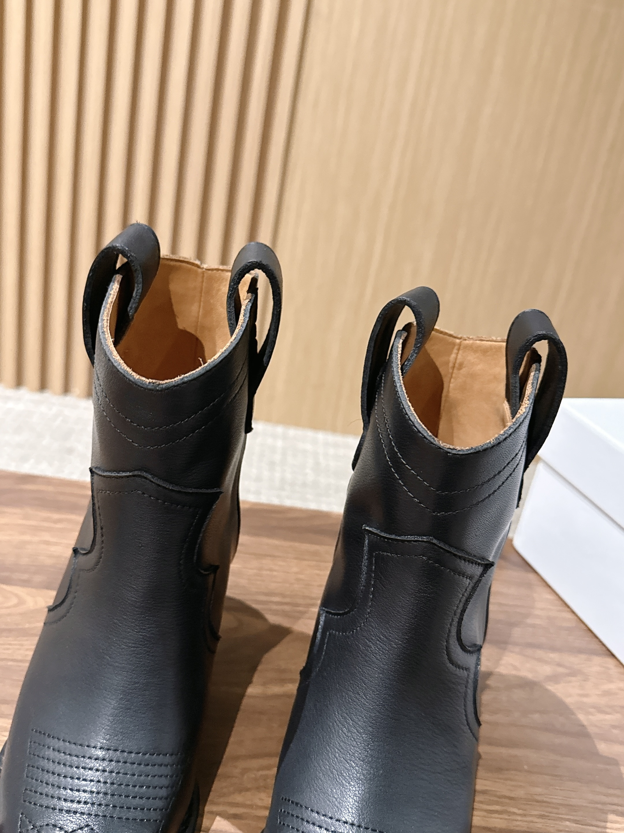 Maison Margiela 马吉拉秋冬新款复古做旧设计尖头短靴 尖头很克制，像被压平的笔尖，只负责把鞋的线条往前送一