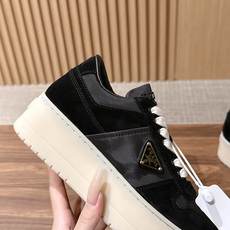 PRADA 普拉达早秋新款皮面厚底休闲鞋 自带高级极简质感的厚底休闲鞋,利落方鞋型搭配透气网面拼接磨砂面料,三角标识点缀 PRADA 普拉达早秋新款皮面厚底休闲鞋 自带高级极简质感的厚底休闲鞋,利落方鞋型搭配透气网面拼接磨砂面料,三角标识点缀