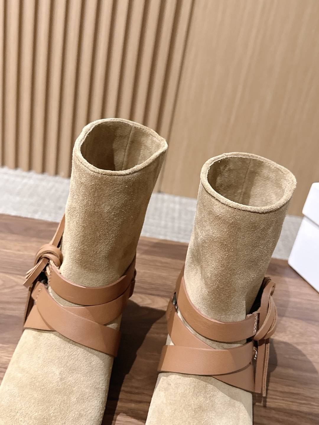 ISABELMARANT 伊莎贝尔秋冬新款 复古色绑带设计短靴 复古色调不是簇新的黑,也不是单调的棕,而是被时间调配过的 ISABELMARANT 伊莎贝尔秋冬新款 复古色绑带设计短靴 复古色调不是簇新的黑,也不是单调的棕,而是被时间调配过的