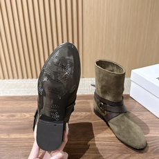 ISABELMARANT 伊莎贝尔秋冬新款 复古色绑带设计短靴 复古色调不是簇新的黑,也不是单调的棕,而是被时间调配过的 ISABELMARANT 伊莎贝尔秋冬新款 复古色绑带设计短靴 复古色调不是簇新的黑,也不是单调的棕,而是被时间调配过的