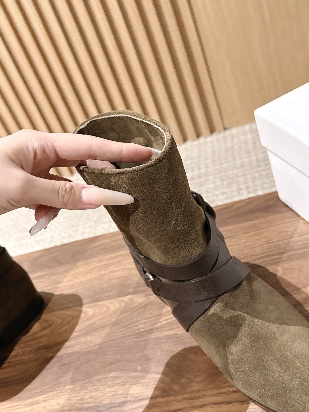 ISABELMARANT 伊莎贝尔秋冬新款 复古色绑带设计短靴 复古色调不是簇新的黑,也不是单调的棕,而是被时间调配过的 ISABELMARANT 伊莎贝尔秋冬新款 复古色绑带设计短靴 复古色调不是簇新的黑,也不是单调的棕,而是被时间调配过的