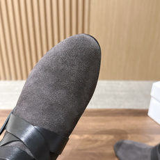 ISABELMARANT 伊莎贝尔秋冬新款 复古色绑带设计短靴 复古色调不是簇新的黑,也不是单调的棕,而是被时间调配过的 ISABELMARANT 伊莎贝尔秋冬新款 复古色绑带设计短靴 复古色调不是簇新的黑,也不是单调的棕,而是被时间调配过的