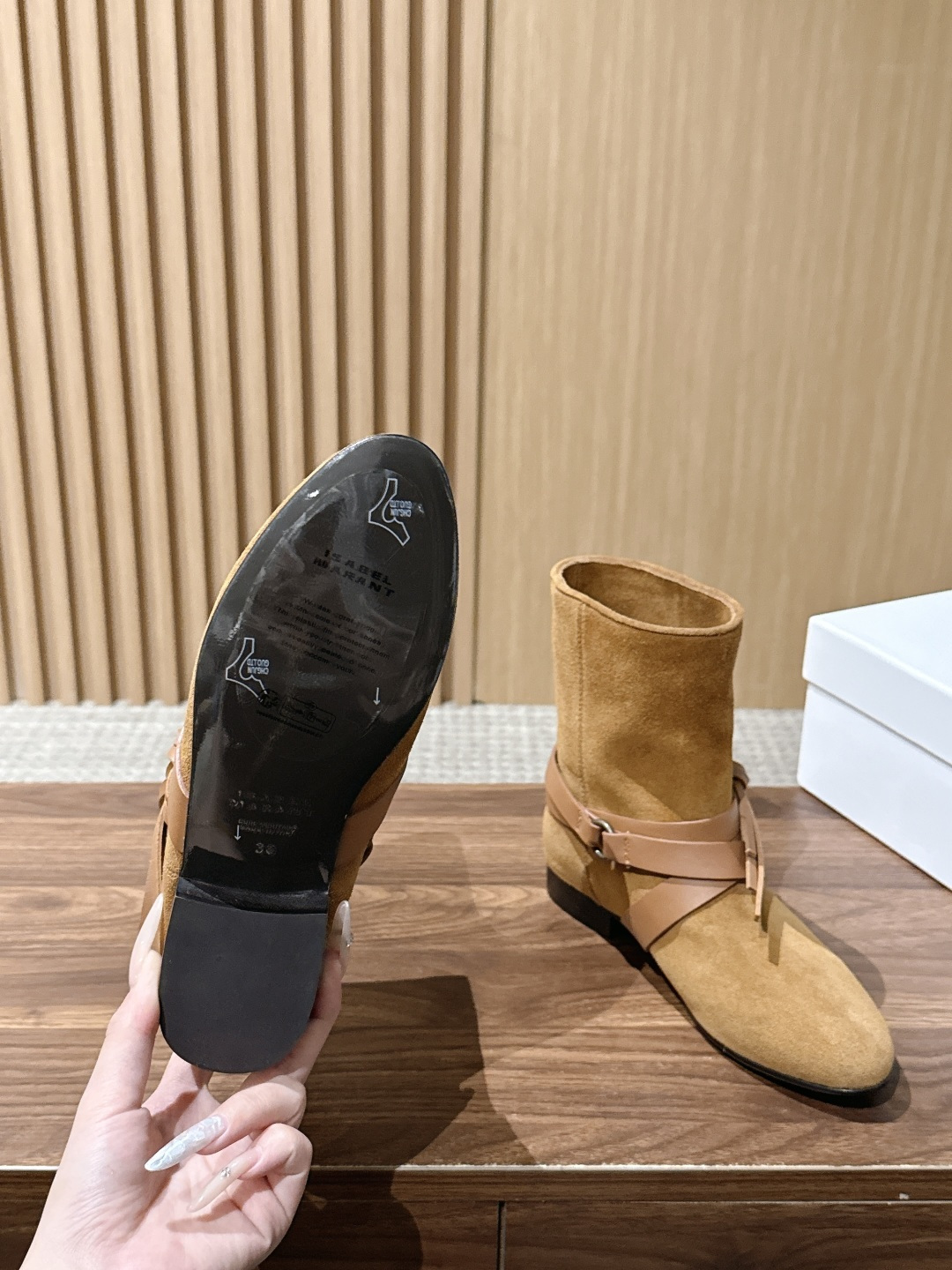 ISABELMARANT 伊莎贝尔秋冬新款 复古色绑带设计短靴 复古色调不是簇新的黑,也不是单调的棕,而是被时间调配过的 ISABELMARANT 伊莎贝尔秋冬新款 复古色绑带设计短靴 复古色调不是簇新的黑,也不是单调的棕,而是被时间调配过的