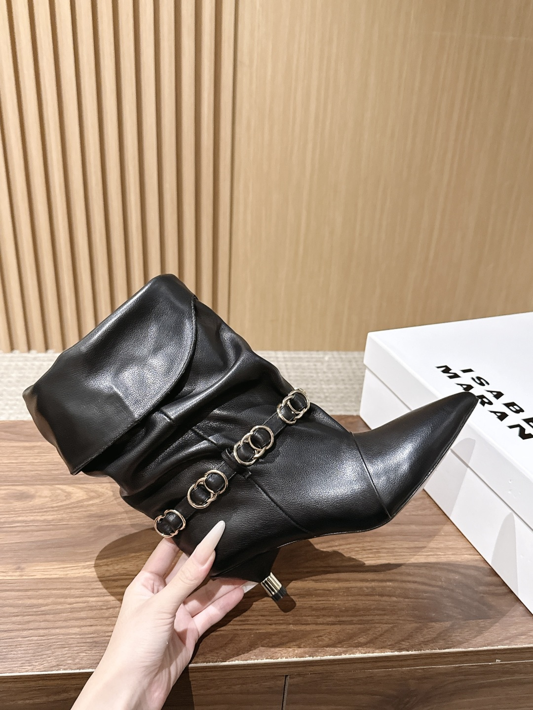 ISABEL MARANT 伊莎贝尔秋冬新款 链条装饰小猫跟短靴 用一条摇曳的金属链条轻轻系在了脚踝旁。短靴的廓形保留了 ISABEL MARANT 伊莎贝尔秋冬新款 链条装饰小猫跟短靴 用一条摇曳的金属链条轻轻系在了脚踝旁。短靴的廓形保留了