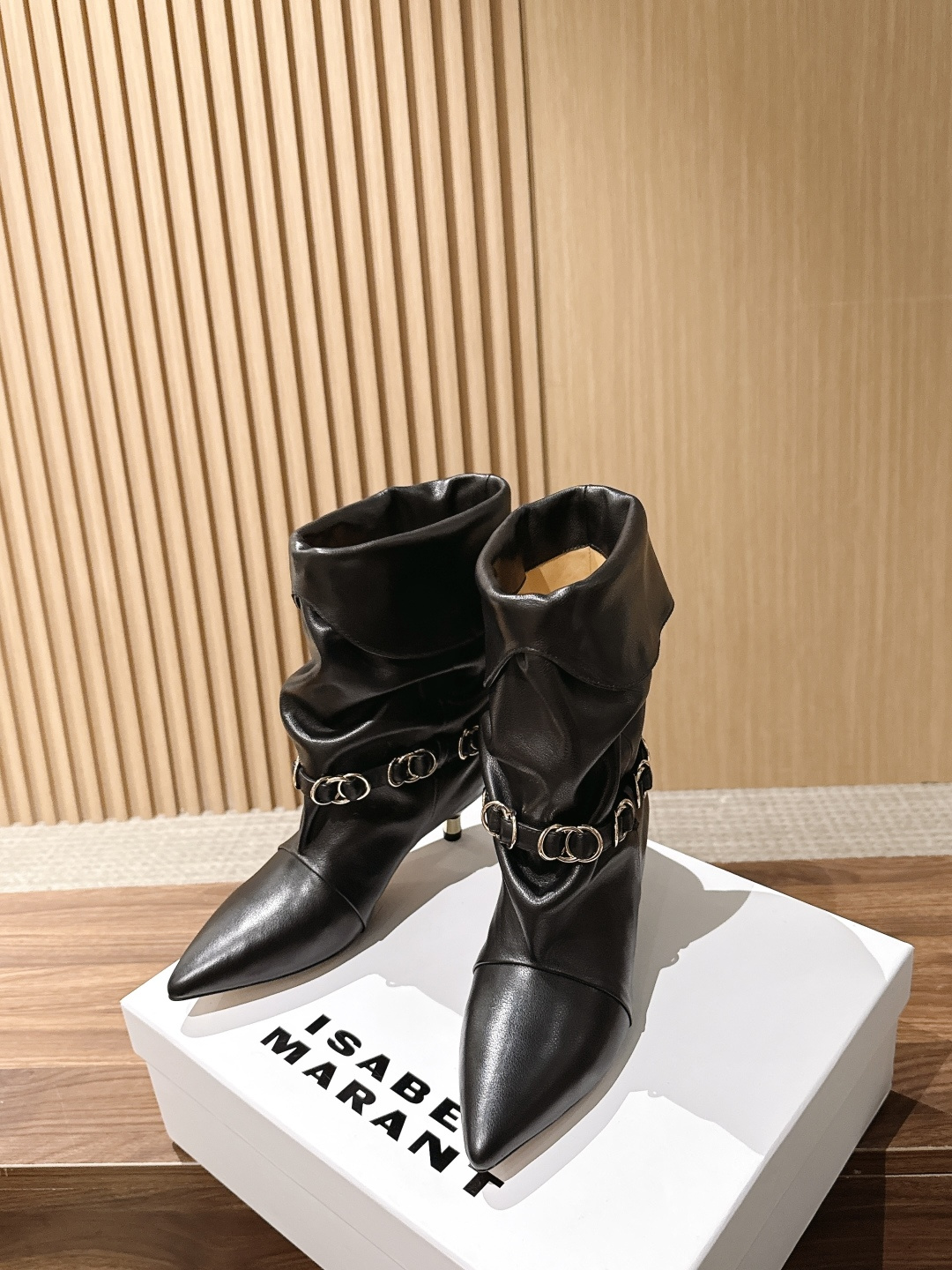 ISABEL MARANT 伊莎贝尔秋冬新款 链条装饰小猫跟短靴 用一条摇曳的金属链条轻轻系在了脚踝旁。短靴的廓形保留了 ISABEL MARANT 伊莎贝尔秋冬新款 链条装饰小猫跟短靴 用一条摇曳的金属链条轻轻系在了脚踝旁。短靴的廓形保留了